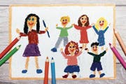Oft sind es in Kitas die Praktikantinnen und Praktikanten, die die Kinder betreuen, während das erfahrene Personal sich um Administratives kümmern muss. (Bild: Getty)
