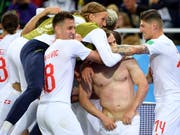 Winnertypen: die Spieler des Schweizer Nationalteam nach dem 2:1 gegen Serbien (Bild: KEYSTONE/LAURENT GILLIERON)