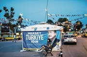 «Alles für die Türkei», verspricht Präsident Erdogan auf diesem Wahlplakat im Zentrum des Istanbuler Stadtteils Üsküdar. (Bild: Bülent Kilic/AFP (14. Juni 2018))