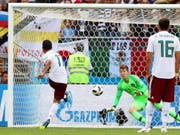 Carlos Vela bezwingt Südkoreas Goalie Jo Hyeon-Woo vom Penaltypunkt (Bild: KEYSTONE/EPA/KHALED ELFIQI)
