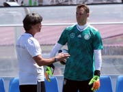 Captain Manuel Neuer und Bundestrainer Joachim Löw im Gespräch: Es wurde viel geredet im Vorfeld der Partie gegen Schweden (Bild: KEYSTONE/EPA/MOHAMED MESSARA)
