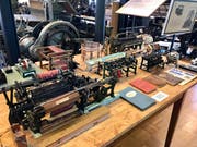 Webstühle und andere Maschinen aus der textilen Fertigung im Miniaturformat.