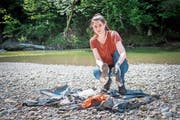 Annette Jenny zeigt zwei Schuhsohlen, die sie am Sitterufer eingesammelt hat. (Bild: Urs Bucher)