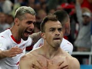 Stein des Anstosses: Xherdan Shaqiri formt beim Torjubel mit seinen Händen den albanischen Doppeladler wie zuvor Granit Xhaka (Bild: KEYSTONE/EPA/MARTIN DIVISEK)