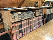Tausende von Dokumenten lagern, sauber geordnet, auf den drei Museumsetagen.