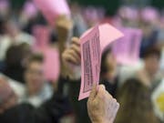 Die Delegierten von SVP und SP fassen die Parole zum Gesetz zur Überwachung von Sozialversicherten. (Bild: Keystone/PETER SCHNEIDER)