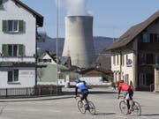 Einer der Kühltürme des AKW Gösgen vom Dorf Däniken aus gesehen. Das Atomkraftwerk kann seit Samstag wieder Strom produzieren. (Bild: Keystone/PETER KLAUNZER)