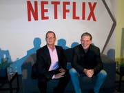 Netflix-Chef Reed Hastings (r.) und der nun entlassene Kommunikationschef Jonathan Friedland. (Bild: Keystone/AP/BERENICE BAUTISTA)