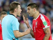 Steht im Kreuzfeuer der serbischen Kritik: der deutsche Schiedsrichter Felix Brych, hier im Zwiegespräch mit Aleksandar Mitrovic (Bild: KEYSTONE/EPA/ARMANDO BABANI)
