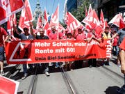 Aus der ganzen Schweiz sind mehrere tausend Bauarbeiter am Samstag nach Zürich gereist, um unter anderem für die Rente mit 60 zu demonstrieren. (Bild: KEYSTONE/SIGGI BUCHER)