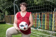 Sandra Lütolf-Bachmann zu Hause in ihrem Garten. Bild: Manuela Jans-Koch (Rothenburg, 22. Juni 2018)
