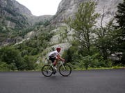 Solo unterwegs mit dem Rad (Archivaufnahme) (Bild: KEYSTONE/AP/CHRISTOPHE ENA)