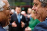 Portugals Premierminister António Costa (links) mit Finanzminister Mario Centeno an einem EU-Gipfeltreffen. (Bild: Dario Pignatelli/Bloomberg, Brüssel, 23. März 2018)