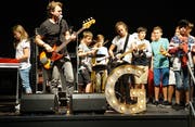 Der Freiburger Musiker Gustav begeisterte die Nidwaldner Fünft- und Sechstklässler mit viel Musik und ein bisschen Französisch. (Bilder: Romano Cuonz (Stans, 22.Juni 2018))