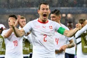 Captain Stephan Lichtsteiner im Siegesrausch. (Keystone/Laurent Gillieron)