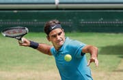 Die Chance auf den zehnten Titel in Halle ist für Roger Federer weiter intakt. (Bild: Friso Gentsch/Keystone (Halle, 23. Juni 2018)