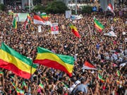 Nach der Detonation kam es unter den zehntausenden Teilnehmern zu panikartigen Szenen,. (Bild: Keystone/AP/Mulugeta Ayene)