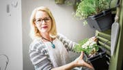 Pia Klingenfuss auf ihrem Balkon: Ihr Herz arbeitet nur noch zu knapp 20 Prozent, ohne Aussicht auf Besserung. (Bild: Roger Grütter)