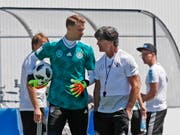 Bei Deutschland, hier mit Captain Manuel Neuer und Trainer Joachim Löw, war nach dem 0:1 gegen Mexiko viel Redebedarf vorhanden (Bild: KEYSTONE/EPA/RONALD WITTEK)