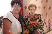 Gemeindepräsidentin Pia Tresch gratuliert Martha Furrer zum 105. Geburtstag. (Bild: Paul Gwerder (Erstfeld, 23. Juni 2018))