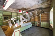 Karin K. Bühler versah einen leer stehenden Laden mit einer Installation aus Spiegelglas.