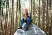 «In Obwalden habe ich Wurzeln, kenne viele Leute, manche davon, seit ich lebe»: Elisabeth Zurgilgen im Kernwald. (Bild: Dominik Wunderli (18. Juni 2018))