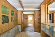 Katalin Deér richtete ihre Installation «Castasegna Verde Grün» in einem alten hölzernen Pavillon ein. (Bilder: Ralph Feiner, 2018 ProLitteris Zürich)