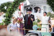 Mit dem Motto «Trachtenhochzigg» nahmen das Jodlerchörli und das Chinderchörli Geuensee am Festumzug in Schötz teil. (Bild: Manuela Jans-Koch, 24. Juni 2018)