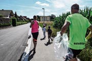 Joggingdress und Abfallsack: Frauenfelder Läufer bringen eine schwedische Idee in den Thurgau. (Bild: Maria Keller)