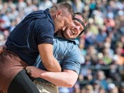 Matthias Glarner (rechts) im ersten Gang am Schwarzsee gegen Lario Kramer (Bild: KEYSTONE/PETER SCHNEIDER)