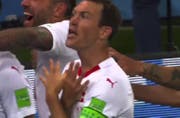 Stephan Lichtsteiners "Adler-Geste". (Bild: SRF)