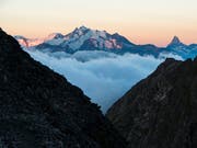 Im Mischabel-Massiv oberhalb von Saas-Fee im Oberwallis (links) stürzten am Sonntagmorgen zwei Schweizer Alpinisten in den Tod. (Bild: KEYSTONE/DOMINIC STEINMANN)