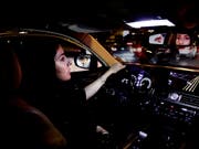 Um Mitternacht endete am heutigen Sonntag das jahrzehntelange Fahrverbot für Frauen in Saudi-Arabien - viele Neulenkerinnen probierten die gewonnene Freiheit noch in der Nacht aus. (Bild: KEYSTONE/AP/NARIMAN EL-MOFTY)