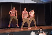 Fabian Berger, Martin Burtscher und Wassilis Reigel (von links) überzeugten am Samstag anlässlich der Comedy Night als Starbugs das Publikum im Festzelt auf dem Bazenheider Ifang. (Bild: Beat Lanzendorfer)