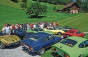 Beim Parkplatz Ei in Sarnen begutachten die Opel GT-Fans ihre Autos gegenseitig. (Bild: Robert Hess (Sarnen, 23. Juni 2018))