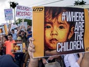 Protest gegen die Trennung von Migranten-Kindern von ihren Eltern am Samstag in Homestead, Florida. (Bild: Keystone/EPA/CRISTOBAL HERRERA)