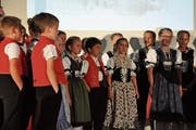 Das Jugendchörli Appenzell singt an der Vernissage. (Bild: Salome Bartolomeoli)
