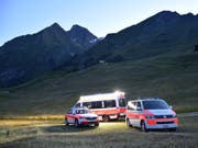 Einsatzfahrzeuge am Fusse des Unterhorns, wo der verunglückte Wanderer am Samstagabend entdeckt wurde. (Bild: Kantonspolizei Graubünden)