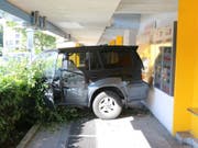 Erst die Wand des Postgebäudes in St. Gallen konnte das Auto aufhalten. (Bild: Stadtpolizei St. Gallen)
