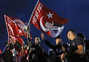 Zehntausende Türken feierten am Sonntag Erdogans angeblichen Wahlsieg vor seinem Palast in Istanbul. (Bild: Sedat Suna/EPA (Istanbul, 24. Juni 2018))