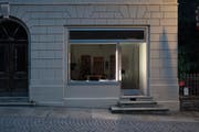Mit dem mit LED-Streifen beleuchtete Schaufenster in Castasegna thematisiert Valentina Stieger den 190 Kilometer langen Stromfluss nach Zürich.