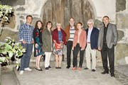 Mitglieder aus dem Kreis «Literatur im Sarganserland» gestalteten mit der Lyrikerin Elsbeth Maag (dritte von rechts) und Fotograf Sepp Köppel (rechts) einen launigen Abend. (Bild: Heidy Beyeler)