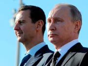 Der russische Präsident Putin (rechts) hat dem syrischen Machthaber Assad (links) mit einem Flugzeugangriff in Südsyrien erneut unter die Arme gegriffen. (Bild: KEYSTONE/AP POOL SPUTNIK KREMLIN/MIKHAIL KLIMENTYEV)