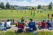 Gemütlicher Fussballnachmittag: Fast 900 Zuschauer waren am Samstag in Bazenheid beim Testspiel gegen den FC St. Galen dabei. (Bild: Michel Canonica)