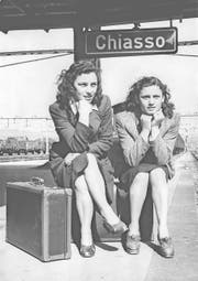Italienische Arbeiterinnen bei der Einreise in Chiasso. Ab 1946 warb die Migros ledige Frauen aus Italien für eine Saison an. (Bild: Sozialarchiv Zürich)