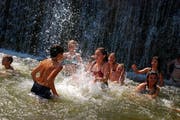Schulreisen gehören zum Schuljahr fest dazu: Eine Klasse geniesst ihre Schulreise im Gruensammler in Alpnach. (Bild: Markus von Rotz)