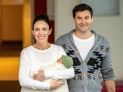 Die neuseeländische Premierministerin Jacinda Ardern zeigt sich am Sonntag mit ihrem neugeborenen Baby sowie ihrem Partner in der Öffentlichkeit. (Bild: KEYSTONE/EPA AAP/DAVID ROWLAND)