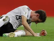 Blut tropft aus der Nase - Der Deutsche Sebastian Rudy brach sich beim 2:1 gegen Schweden die Nase (Bild: KEYSTONE/AP/MICHAEL PROBST)