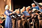 Dirigentin Ruth Würsch in Aktion am Jubiläumskonzert. (Bild: Romano Cuonz (Ennetbürgen, 24.Juni 2018))