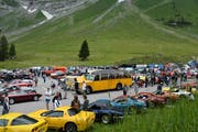 Das Saurer-Postauto war das grösste Fahrzeug am Oldtimertreffen auf der Schwägalp. Mit mehreren Autos, ausnahmsweise auch mit jüngeren als 30 Jahre, reiste der geladene Corvette-Club an. (Bild: Martin Schneider)